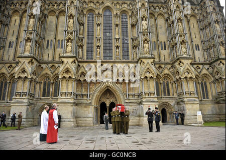 Buglers spielen The Last Post, während der Fahnensarg von Harry Patch nach dem Gottesdienst in Somerset von Soldaten aus den Gewehren aus der Kathedrale von Wells ausgeführt wird. Stockfoto