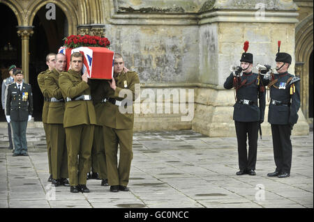 Buglers spielen The Last Post, während der Fahnensarg von Harry Patch nach dem Gottesdienst in Somerset von Soldaten aus den Gewehren aus der Kathedrale von Wells ausgeführt wird. Stockfoto