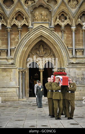 Der mit der Flagge drapierte Sarg von Harry Patch wird nach dem Gottesdienst in Somerset von Soldaten der Gewehre aus der Kathedrale von Wells ausgeführt. Stockfoto