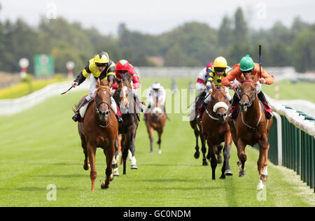 Diamond Duchess (links) mit Robert Winston gewinnt die James Edwards Land Rover Maiden Auction Stakes von Music of the Moor (rechts) während des Saints RLFC Raceday auf der Haydock Park Racecourse. Stockfoto