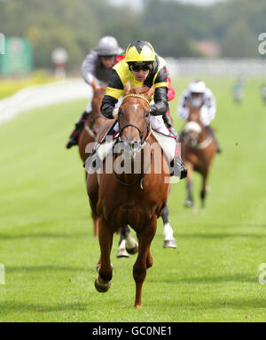 Diamond Duchess von Robert Winston gewinnt die James Edwards Land Rover Maiden Auction Stakes während des Saints RLFC Raceday auf der Haydock Park Racecourse. Stockfoto