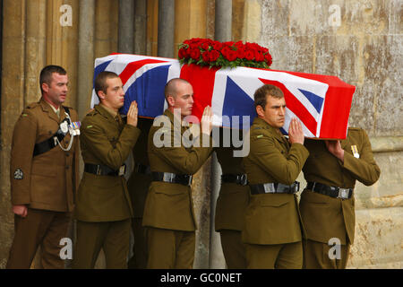 Der mit der Flagge drapierte Sarg von Harry Patch wird nach dem Gottesdienst in Somerset von Soldaten der Gewehre aus der Kathedrale von Wells ausgeführt. Stockfoto