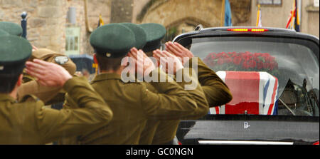 Die Pfallenträger, Soldaten der Gewehre, grüßen den Sarg von Harry Patch, der die Wells Cathedral in Somerset verlässt. Stockfoto