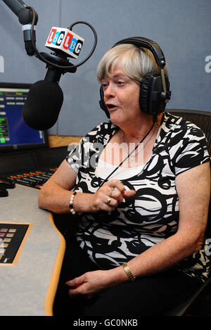 Ann Widdecombe bereitet sich auf ihre neue Rolle als Radiomoderatorin bei Londons größtem Gespräch vor. Sie wird die werktags Mid-Morning Show von Montag, 10. Bis Freitag, 21. August, 10:00 bis 13:00 Uhr präsentieren. Stockfoto