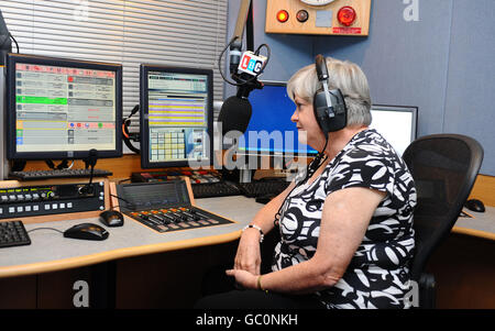 Ann Widdecombe bereitet sich auf ihre neue Rolle als Radiomoderatorin bei Londons größtem Gespräch vor. Sie wird die werktags Mid-Morning Show von Montag, 10. Bis Freitag, 21. August, 10:00 bis 13:00 Uhr präsentieren. Stockfoto