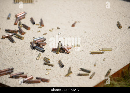 Kugeln und abgebrannten Fällen auf Sand von Handpistole Stockfoto