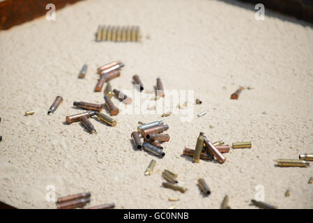 Kugeln und abgebrannten Fällen auf Sand von Handpistole Stockfoto