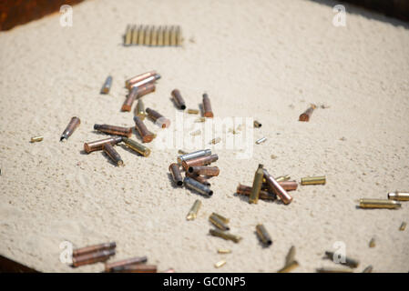 Kugeln und abgebrannten Fällen auf Sand von Handpistole Stockfoto