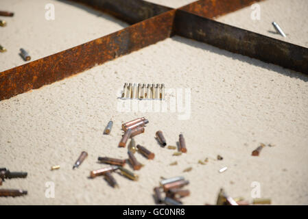 Kugeln und abgebrannten Fällen auf Sand von Handpistole Stockfoto