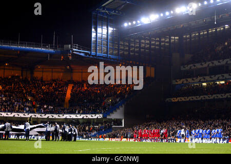 Fußball - UEFA Champions League - Gruppe H - Chelsea gegen Paris Saint Germain. Ball Boys schütteln die riesige Flagge, während das Team sich aufspielt Stockfoto