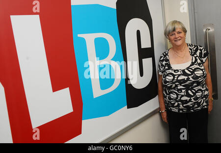 Ann Widdecombe bereitet sich auf ihre neue Rolle als Radiomoderatorin bei Londons größtem Gespräch vor. Sie wird die werktags Mid-Morning Show von Montag, 10. Bis Freitag, 21. August, 10:00 bis 13:00 Uhr präsentieren. Stockfoto