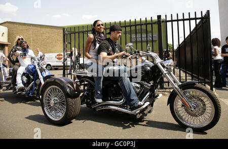 Fußballspieler Wayne Bridge (rechts, mit Su-Elise Nash) und Shaun-Wright Phillips (links, mit Homit Golan) fahren ihre Harley Davidson Motorräder während der Harley Davidson Promi-Radtour, bei Warr's Harley Davidson in Chelsea, West London. Stockfoto