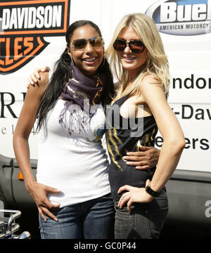 Su-Elise Nash (links) und Hofit Golan während der Harley Davidson Promi-Radtour, bei Warr's Harley Davidson in Chelsea, West London. Stockfoto