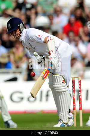 Der englische Graeme Swann wird beim vierten Test in Headingley, Leeds, vom Ball getroffen. Stockfoto