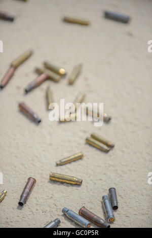 Kugeln und abgebrannten Fällen auf Sand von Handpistole Stockfoto