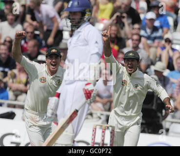 Der australische Kapitän Ricky Ponting (rechts) und Teamkollege Marcus North feiern, als der englische Graham Onions (Mitte) von Mitchell Johnson herausgeputzt wird, um Australien beim vierten Test in Headingley, Leeds, den Sieg zu geben. Stockfoto