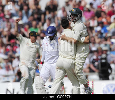 Australische Spieler feiern, wie Englands Graham Onions ausgibt, um Australien den Sieg beim vierten Test in Headingley, Leeds, zu geben. Stockfoto