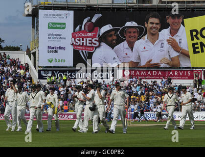 Das Australian Cricket Team verlässt das Feld nach dem Sieg über England beim vierten Test in Headingley, Leeds. Stockfoto