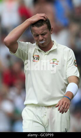 Der australische Bowler Peter Siddle beobachtet beim vierten Test in Headingley, Leeds, die England Tail Add-Läufe. Stockfoto