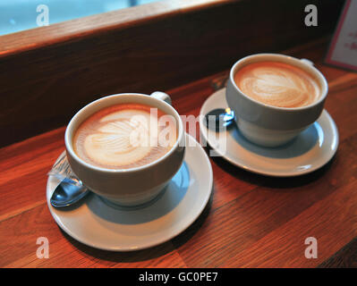Zwei Tassen Cappuccino auf dem Tisch Stockfoto