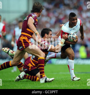 St. Helens' Kyle Eastmond wird während des Halbfinalmatches des Carnegie Challenge Cup im Halliwell Jones Stadium, Warrington, von Stephen Wild aus Huddersfield angegangen. Stockfoto