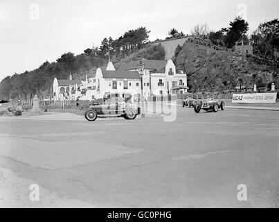 Motorsport - JCC International Trophy - Jersey. Billy Cotton (l, ERA B) führt von Barry Woodall (r, Delage 15S8) und Leslie Johnson (c, Darracq T150C) Stockfoto