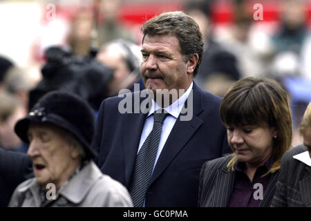 Fußball - Emlyn Hughes Beerdigung Stockfoto