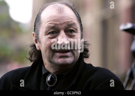 Frank Worthington kommt zur Beerdigung der Kathedrale von Sheffield an Emlyn Hughes Stockfoto