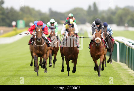 Tiger regiert (rechts) unter Phillip Makin gewinnt die Hattons Solicitors Handicap Stakes von Cyflymder (Mitte) unter Eddie Ahern während des Saints RLFC Raceday auf der Haydock Park Racecourse. Bilddatum: Donnerstag, 6. August 2009. Siehe PA Story RACING Haydock. Bildnachweis sollte lauten: Martin Rickett/PA Wire. Stockfoto