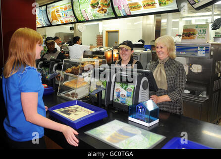 McDonalds älterer Arbeitnehmer Stockfoto