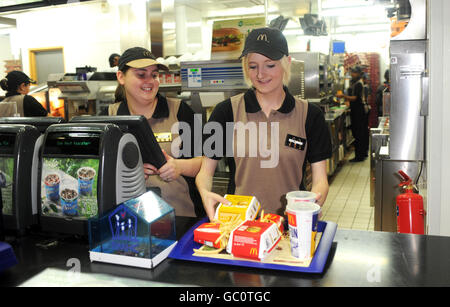 McDonalds älterer Arbeitnehmer Stockfoto