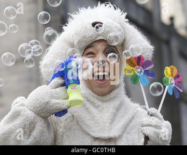 Ein Performer aus Edinburgh Fringe Festival zeigen die Dandelion's Story fördert ihre Show auf Edinburghs Royal Mile. Stockfoto