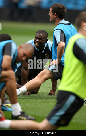 Micah Richards und Wayne Bridge (rechts) von Manchester City teilen sich eine Witz während der offenen Schulung Stockfoto