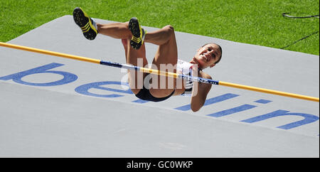 Die Großbritanniens Jessica Ennis lächelt, als sie 1,92 m frei macht, um den High Jump im Frauen-Heptathlon während der IAAF-Weltmeisterschaft im Olympiastadion, Berlin, zu gewinnen. Stockfoto