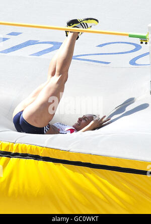 Die Großbritanniens Jessica Ennis lächelt, als sie 1,92 m frei macht, um den High Jump im Frauen-Heptathlon während der IAAF-Weltmeisterschaft im Olympiastadion, Berlin, zu gewinnen. Stockfoto