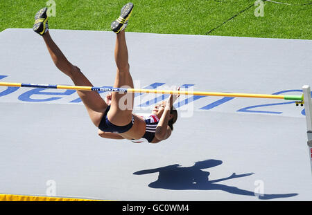 Die Großbritanniens Jessica Ennis lächelt, als sie 1,92 m frei macht, um den High Jump im Frauen-Heptathlon während der IAAF-Weltmeisterschaft im Olympiastadion, Berlin, zu gewinnen. Stockfoto