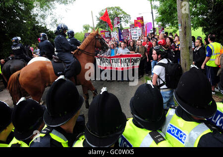 Die Polizei hält antifaschistische Demonstranten während des Red, White and Blue Festivals der British National Party in Codnor, Derbyshire zurück. Stockfoto