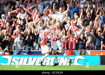 Fußball - Barclays Premier League - Stoke City / Burnley - Britannia Stadium. Ryan Shawcross von Stoke City (rechts) feiert das erste Tor seiner Spieleseite. Stockfoto