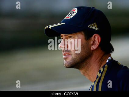 Cricket - Tour Match - erster Tag - England Lions gegen Australien - St. Lawrence Ground. Der australische Kapitän Ricky Ponting beobachtet das Tour-Spiel auf dem St. Lawrence Ground in Canterbury. Stockfoto