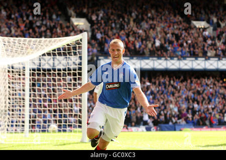 Kenny Miller von den Rangers feiert sein zweites Tor während des Spiels der Clydesdale Bank Scottish Premier League in Ibrox, Glasgow. Stockfoto