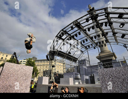 World Freerunning Championships. Ein Teilnehmer nimmt an den Barclaycard World Freerunning Championships auf dem Londoner Trafalgar Square Teil. Stockfoto