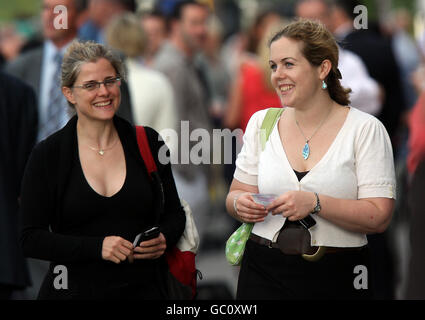 Pferderennen - Comedy Night - Sandown Park. Rennfahrer genießen das Rennen im Sandown Park Stockfoto