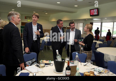 Pferderennen - Comedy Night - Sandown Park. Gastfreundschaft im Sandown Park Stockfoto