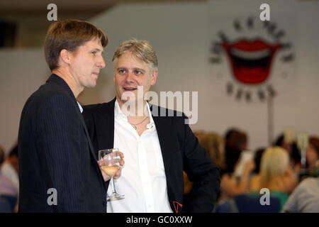 Pferderennen - Comedy Night - Sandown Park. Gastfreundschaft im Sandown Park Stockfoto