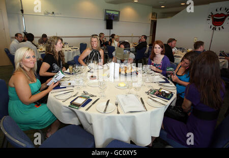 Pferderennen Sie - Comedy Night - Sandown Park Stockfoto