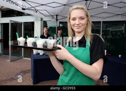 Pferderennen - Comedy Night - Sandown Park. Starbucks Kaffeeständer im Sandown Park Stockfoto