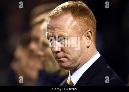 Alex McLeish, der Manager der Rangers, sieht nach seinem Team niedergeschlagen aus Räumte ein frühes Tor gegen AZ Alkmaar ein Stockfoto