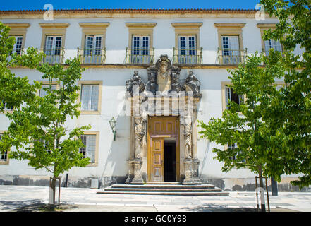 Sao Pedro College Fassade im Innenhof Das Escolas Innenhof der Universität Coimbra. Portugal. Stockfoto