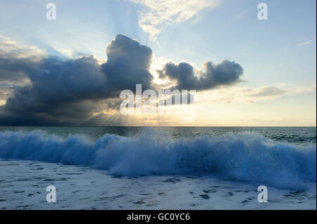 Meer Sonnenuntergang Sonnenstrahlen ist eine ominöse Sturm als eine helle Reihe von Sonnenstrahlen durch die Dunkelheit brach über dem Ozean übergesiedelt. Stockfoto