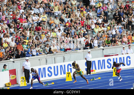 Jamaikas Usain Bolt der neue 100m-Weltmeister beginnt seinen Versuch, 200m-Champion zu werden, mit diesem Sieg in der Eröffnungsrunde der 200m Männer während der IAAF-Weltmeisterschaft im Olympiastadion, Berlin. Stockfoto